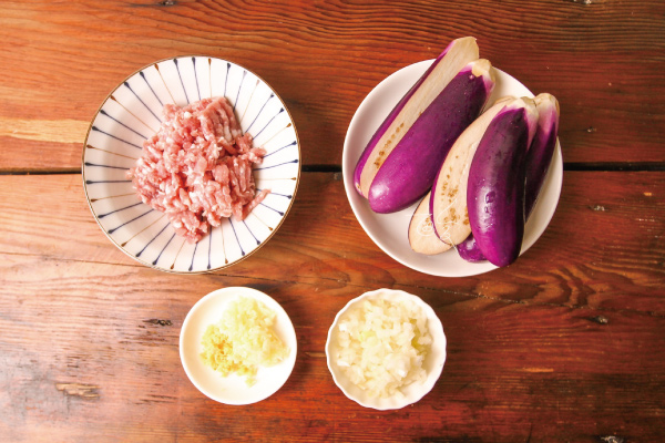 1. 茄子對半切；洋蔥切小丁；蒜頭和薑切末。