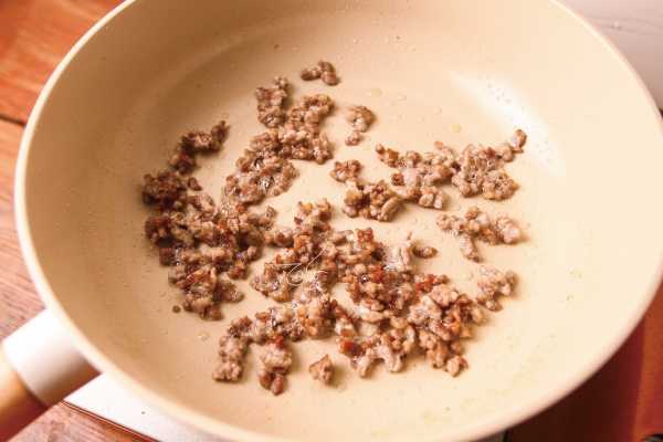 3. 中火加油熱鍋，放入絞肉先⽤煎的煎到兩面金黃，再炒開，炒到水份蒸發，只剩油脂。  ✦ 絞肉先煎過的香氣比較足，且不會有腥味。