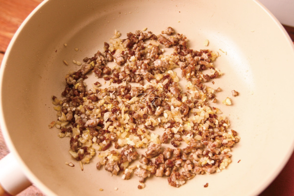 4. 加入洋蔥、蒜末、薑末，炒到金黃上色。