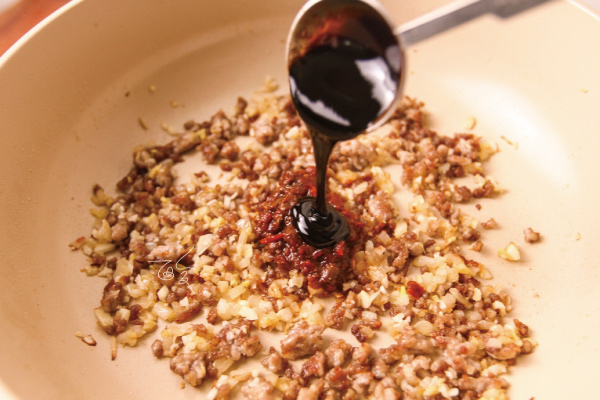 5. 加入豆瓣醬、糖、蠔油。