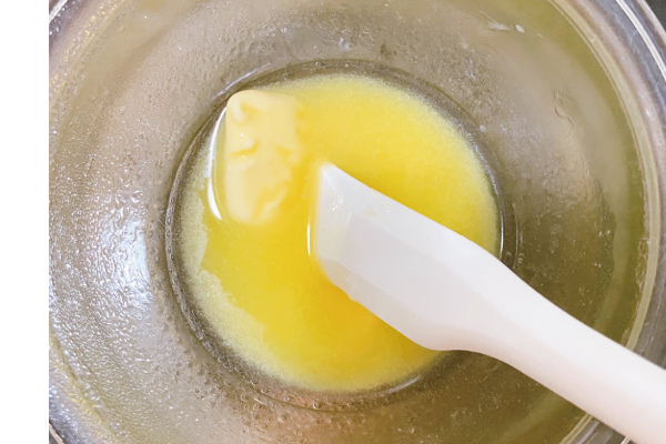 2.無鹽奶油隔水加熱融化