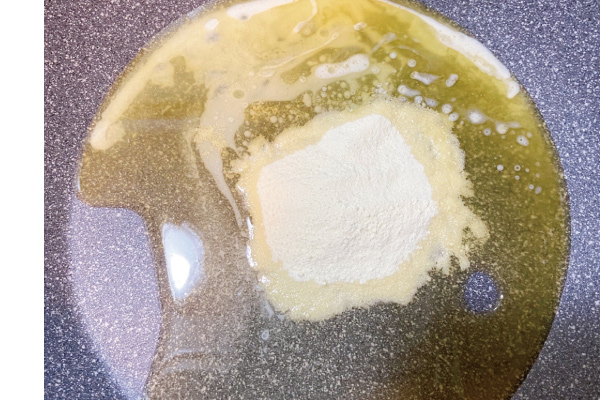 3.不沾鍋開小火，倒入融化奶油、奶粉攪拌均勻