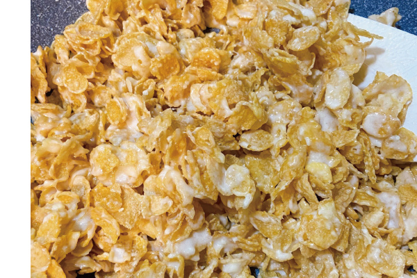 5.加入玉米片拌炒均勻