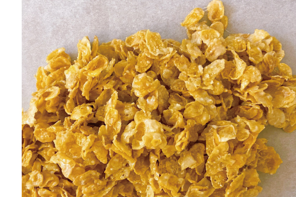 6.關火，棉花糖玉米片倒入鋪好烘焙紙的容器中