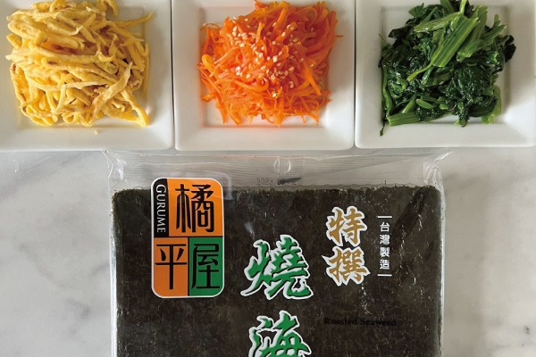 2.內餡：菠菜燙熟放涼後擰乾水份，拌入鹽跟香油。紅蘿蔔絲炒熟加鹽、味琳調味。蛋皮煎好後捲起切成細絲備用。