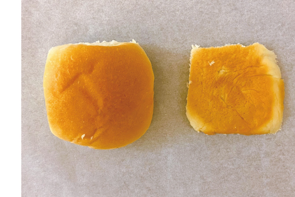 1.餐包切下底部（不用太厚）