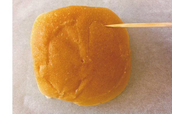 3.牙籤輕輕邊畫邊壓，畫出邦妮的臉型