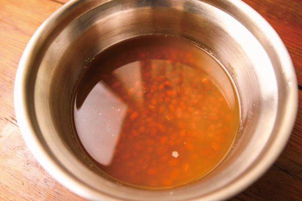 1. 紅豆洗乾淨，泡水12⼩時 