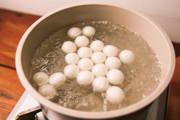 5. 煮⼀鍋熱水，滾水下湯圓煮至膨脹浮起