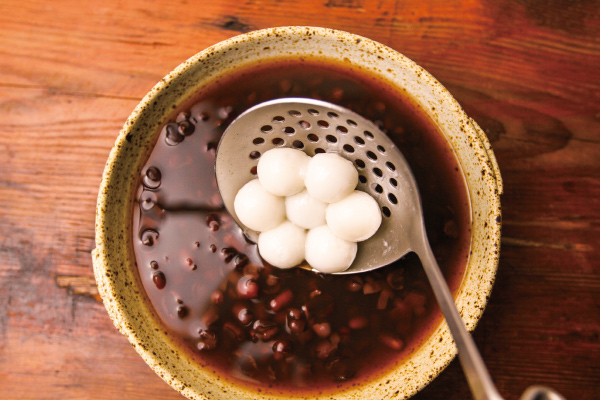 6. 將湯圓瀝出，放入紅豆湯，完成⟣
