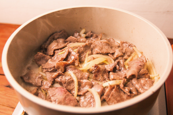 3.加入牛肉，先靜置⽤煎的，等上⾊後再炒開 