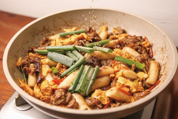 6.加入蔥綠、白胡椒粉、芝麻、香油，拌炒均勻，完成。