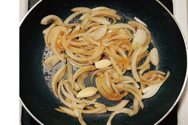 3. 原鍋下洋蔥炒軟後加蒜頭。