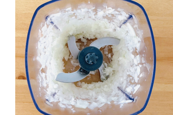 2.取出雞絞肉，調理機放入切小塊的洋蔥絞碎。