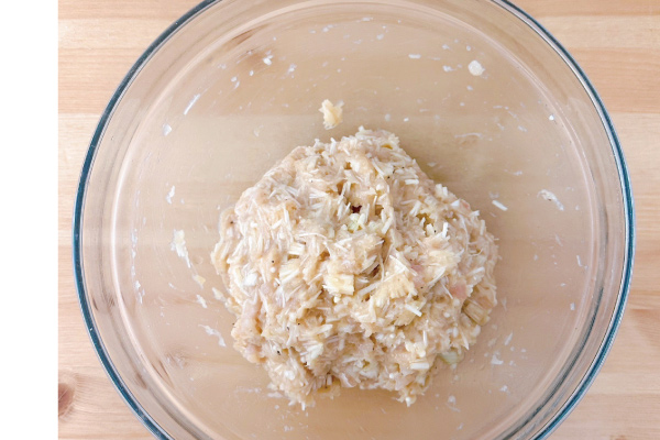 4.攪拌均勻，摔打到有黏性。