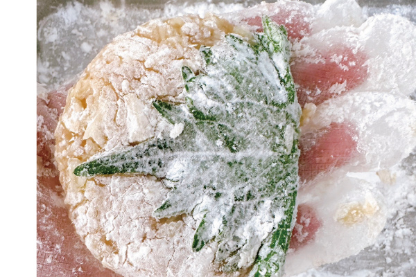 6.表面拍上薄薄的片栗粉或是太白粉。