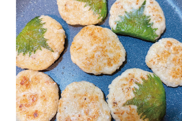 7.鍋子加適量的油，中火煎到兩面金黃微焦起鍋。