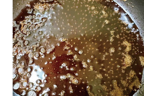 照燒醬汁：醬油、米酒、味醂1:1:1的比例，中小火煮到濃稠狀。