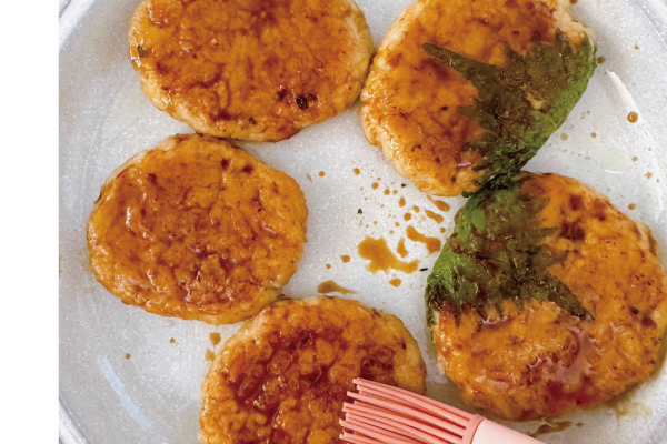 9.矽膠重複刷上醬汁在紫蘇雞肉餅完成（也可以肉餅直接兩面沾上醬汁完成）。