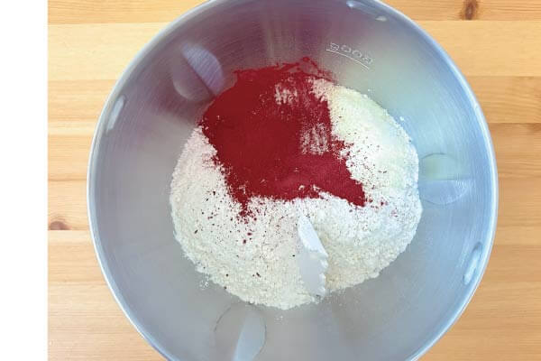 2.高筋麵粉250克、甜菜根粉3克、奶粉10克、鹽2克的粉類準備好。 （甜菜根粉可以看自己想要的深淺，1～3克酌量加就可以）