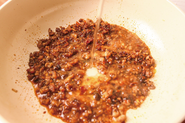 6. 炒香後再加入熱水。