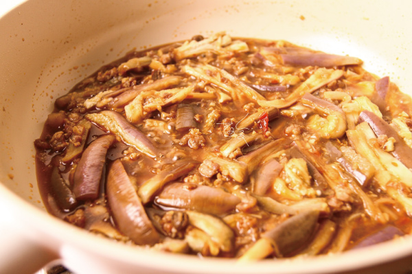 7. 放入撕好的茄子，撒上白胡椒粉，拌勻收汁。